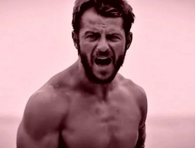 Ο Ντάνος γδύθηκε, πόζαρε και ποια λέτε σχολίασε τη φωτογραφία του;